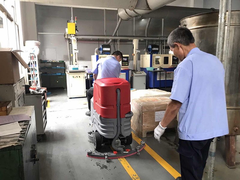 扬州市某物业服务公司选购御卫仕驾驶式洗地机DX6解决园区清洁问题