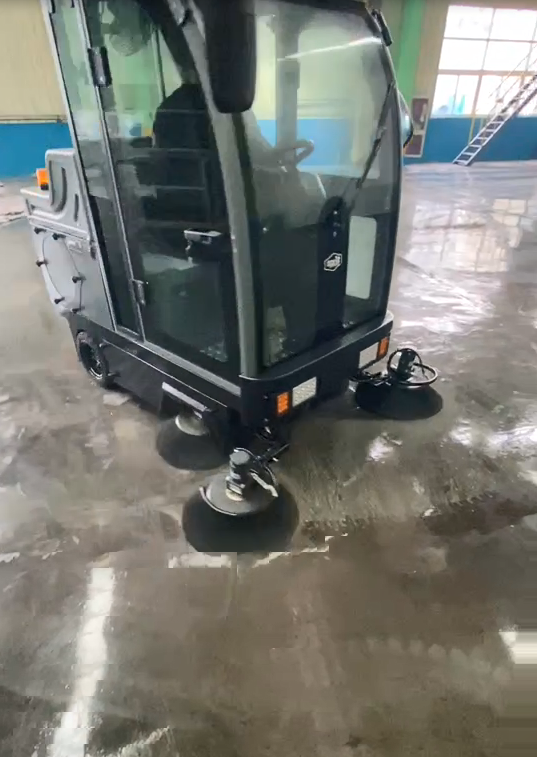 扬州市某物业服务公司再次选择御卫仕驾驶式扫地机DS8来解决清扫问题
